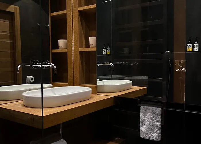 Townhall Apartment *